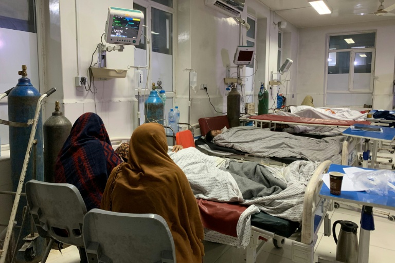Dans un hôpital de Jalalabad, le 27 février 2026, après qu’un tir de mortier pakistanais a frappé un camp de personnes rentrant du Pakistan, en pleine série d’affrontements entre les forces pakistanaises et des membres des services de sécurité talibans près du poste-frontière de Torkham, entre l’Afghanistan et le Pakistan, dans la province de Nangarhar