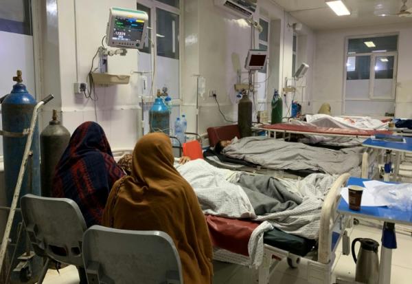 Dans un hôpital de Jalalabad, le 27 février 2026, après qu’un tir de mortier pakistanais a frappé un camp de personnes rentrant du Pakistan, en pleine série d’affrontements entre les forces pakistanaises et des membres des services de sécurité talibans près du poste-frontière de Torkham, entre l’Afghanistan et le Pakistan, dans la province de Nangarhar