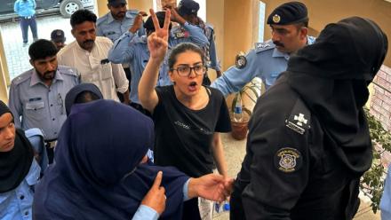 Des policiers escortent au tribunal l'avocate spécialiste des droits humains Imaan Mazari, le 20 août 2023 à Islamabad