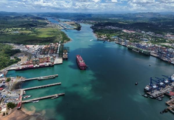 Vue aérienne d'un porte-conteneurs dans le canal de Panama à Panama City, le 21 avril 2026