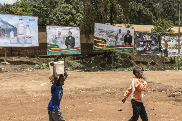 Des affiches montrant le pape Léon XIV et le président camerounais Paul Biya à Bamenda, le 13 avril 2026, à la veille de la visite du pape au Cameroun
