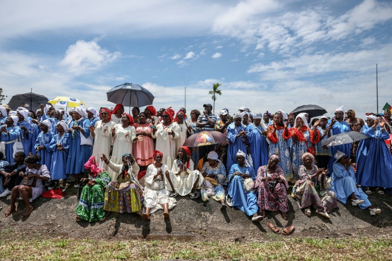 Des fidèles attendent l'arrivée du pape Léon XIV à l'aéroport international Yaoundé, au Cameroun, le 15 avril 2026