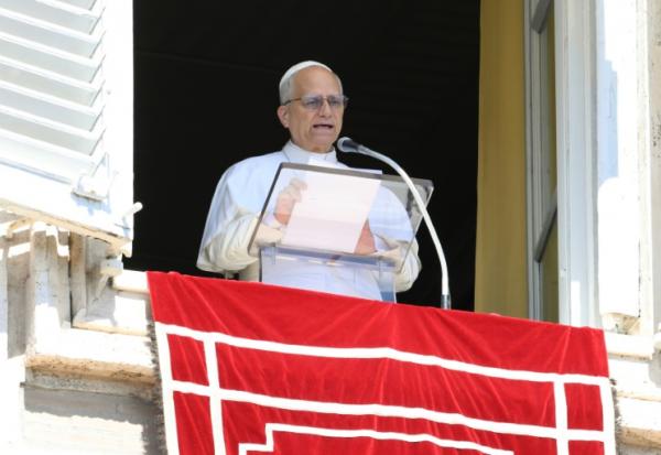 Photo transmise par les services du Vatican montrant le pape Léon XIV s'exprimant lors de la prière de l'Angélus, le 21 septembre 2025 au Vatican 