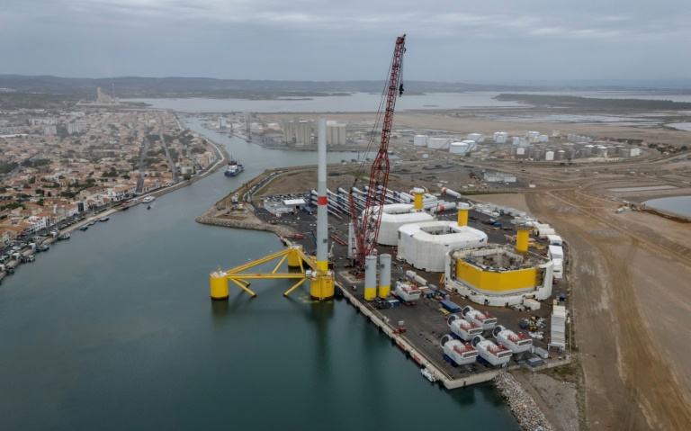 Une turbine d'éolienne flottante en construction à Port-la-Nouvelle (Aude), le 2 juin 2025