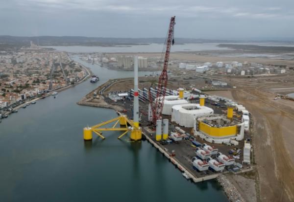 Une turbine d'éolienne flottante en construction à Port-la-Nouvelle (Aude), le 2 juin 2025