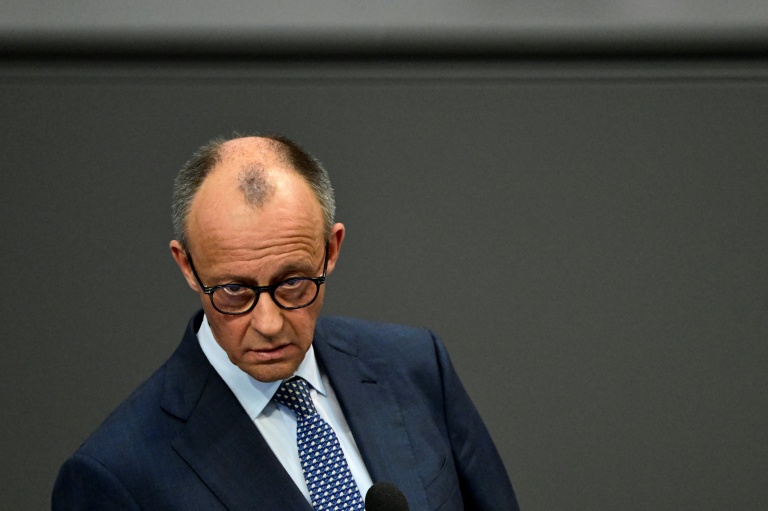 Le chancelier allemand Friedrich Merz répond aux questions des parlementaires lors d'une séance de questions au gouvernement au Bundestag, à Berlin, le 25 mars 2026