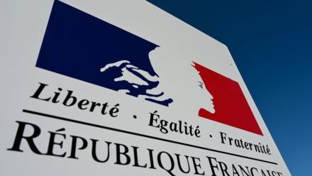 "Liberté, égalité, fraternité", écrit devant un centre administratif près de Lille, le 17 septembre 2019