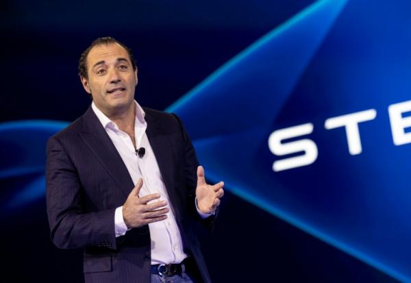 Le directeur général de Stellantis, Antonio Filosa, le 21 novembre 2024 à Los Angeles, aux Etats-Unis 