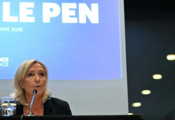 Marine Le Pen, candidate du Rassemblement National (RN) à la présidentiellede 2027, lors d'une conférence de presse en marge d’une réunion du groupe parlementaire "Patriotes", à la veille d’un sommet de l’UE à Bruxelles, le 14 octobre 2026