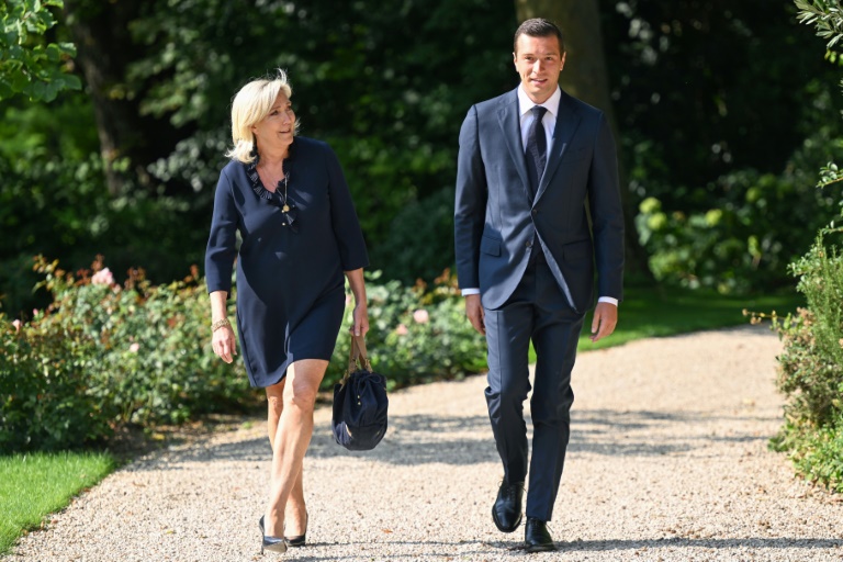 La cheffe des députés du Rassemblement national Marine Le Pen (à gauche) et le président du parti Jordan Bardella, le 26 août 2024 dans les jardins de l'Elysée, à Paris