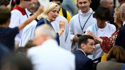 La candidate RN à la présidentielle Marine Le Pen et le président du parti Jordan Bardella à leur arrivée à la messe célébrée par le pape Léon XIV à Paris le 26 septembre 2026