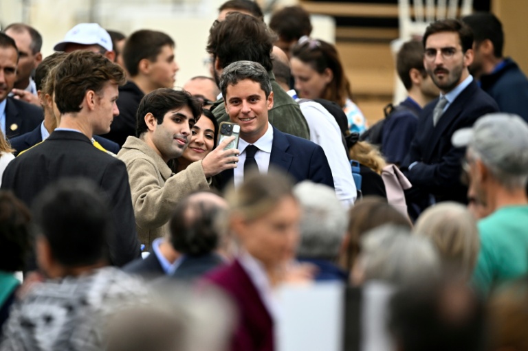 Le candidat Renaissance à la présidentielle Gabriel Attal à la messe célébrée par le pape Léon XIV à Paris le 26 septembre 2026