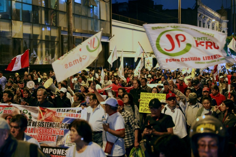 Les partisans du candidat de gauche à la présidence péruvienne, Roberto Sánchez, participent à une manifestation à Lima le 27 juin 2026