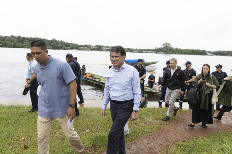 Manuel Valls, alors ministre français des Outre-mer, lors d'une visite à Saint-Georges de l'Oyapock en Guyane, le 17 juin 2025