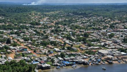 Vue aérienne de la ville brésilienne d'Oiapoque, sur l'Oyapock, à la frontière avec la Guyane, le 31 octobre 2020