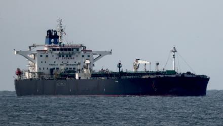 Le Deyna, un pétrolier suspecté de faire partie de la flotte fantôme russe, au large du port de Marseille-Fos sous la surveillance de la Marine française, le 23 mars 2026