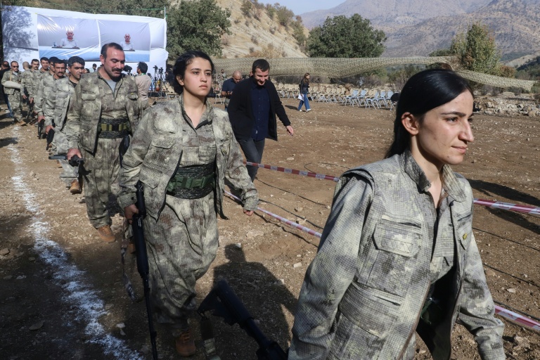 Combattants du PKK lors d'une cérémonie à Kandil, dans le nord de l'Irak, le 26 octobre 2025
