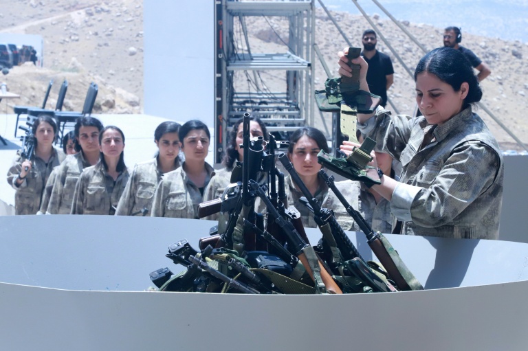 Des combattangs du PKK rendent leurs armes lors d'une cérémonie à Souleimaniyeh, au Kurdistan irakien, le 11 juillet 2025