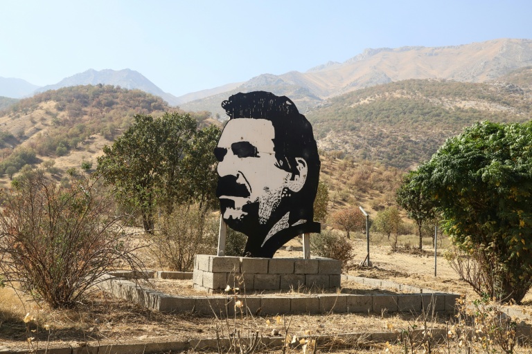 Portrait du chef du PKK Abdullah Öcalan à Kandil, dans le nord de l'Irak, le 26 octobre 2025