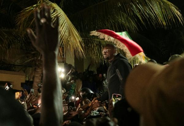 L'ex-Premier ministre sénégalais Ousmane Sonko, acclamé par ses partisans devant son domicile de Dakar après son limogeage, le 23 mai 2026