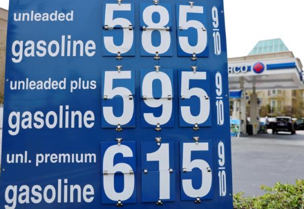 Les prix des carburants affichés dans une station-service Arco à Los Angeles, en Californie, le 30 mars 2026