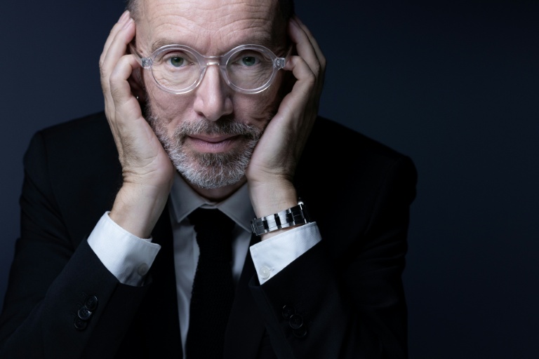 L'écrivain Laurent Mauvignier pose à Paris le 13 octobre 2025