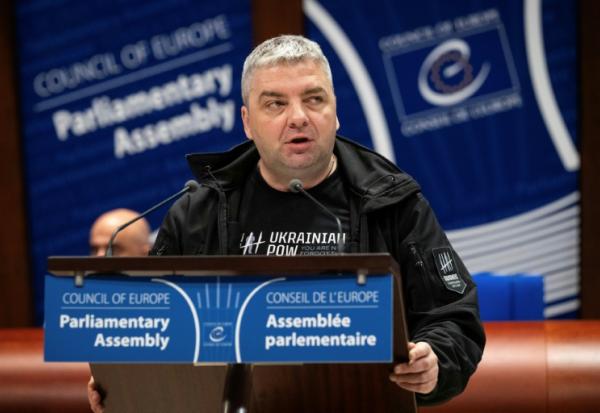 Le journaliste ukrainien Maxime Boutkevitch, à la tribune du Conseil de l'Europe à Strasbourg (France), le 29 septembre 2025