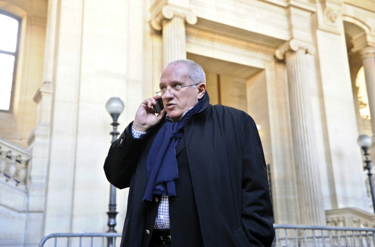 Antoine Sollacaro en train de téléphoner devant le tribunal de Paris, le 16 mars 2009