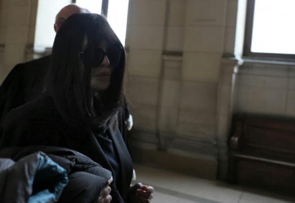 Isabelle Adjani arrive au palais de justice de Paris le 1er avril 2026