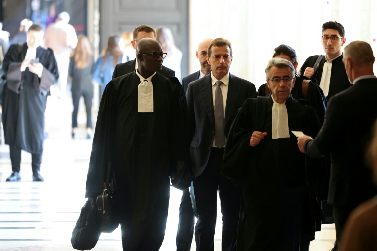 Guillaume Faury (au centre), PDG d'Airbus, arrive avec ses avocats à la cour d'appel pour le procès en appel d'Airbus et d'Air France pour « homicide involontaire » dans le crash du vol A330 d'Air France Rio-Paris, à Paris le 29 septembre 2025