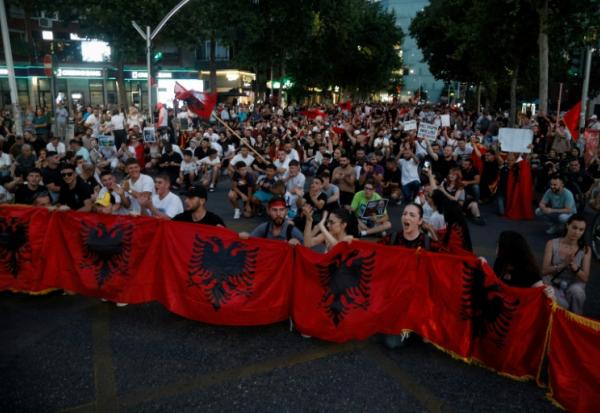 Manifestation contre un hôtel de luxe lié à la famille Trump, à Tirana en Albanie le 8 juin 2026