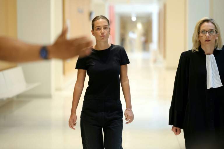 L'actrice Adèle Exarchopoulos et son avocate, Me Marie Grimaud, au tribunal de Paris le 29 juin 2026