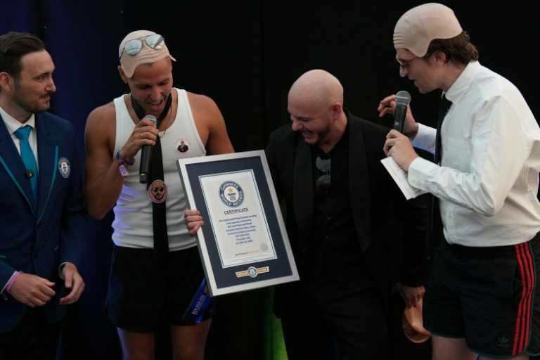 Le rappeur américain Pitbull (2eD) reçoit son diplôme du Guinness des records grâce à un rassemblement de 22.141 fans portant de faux crânes chauves, le 10 juillet 2026 à Londres