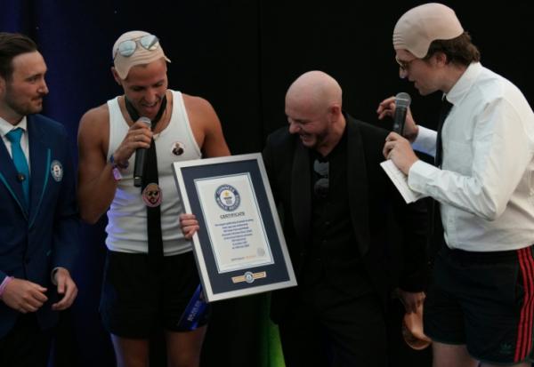 Le rappeur américain Pitbull (2eD) reçoit son diplôme du Guinness des records grâce à un rassemblement de 22.141 fans portant de faux crânes chauves, le 10 juillet 2026 à Londres