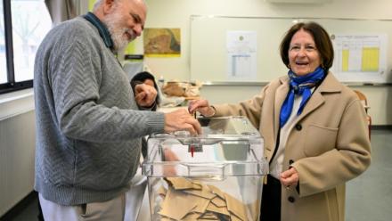 Josée Massi, maire sortante de Toulon et candidate à sa réélection, vote lors du 2e tour des municipales à Toulon,  le 22 mars 2026 dans le Var