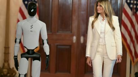 La Première dame des Etats-Unis, Melania Trump, arrive accompagnée du robot humanoïde "Figure 3" pour un sommet sur l'IA à la Maison Blanche, à Washington, le 25 mars 2026