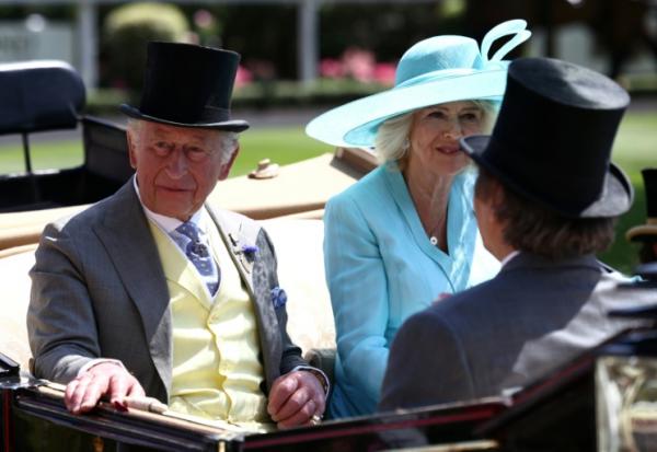 Le roi Charles III et la reine Camilla arrivent en calèche au meeting hippique Royal Ascot, à l'ouest de Londres, le 19 juin 2026