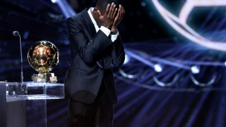 Ousmane Dembélé ne peut retenir ses larmes après avoir remercié ses proches en recevant le Ballon d'Or, le 22 septembre 2025 au Théâtre du Châtelet, à Paris