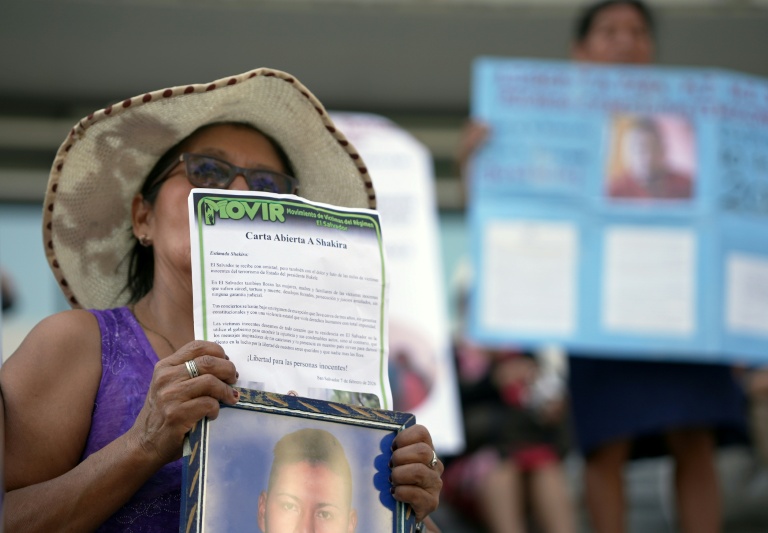 Une militante du collectif Movir brandit une lettre ouverte adressée à la chanteuse colombienne Shakira lors de sa tournée mondiale au Salvador dans le cadre du régime d'exception qui autorise les arrestations sans mandat, le 15 février 2026
