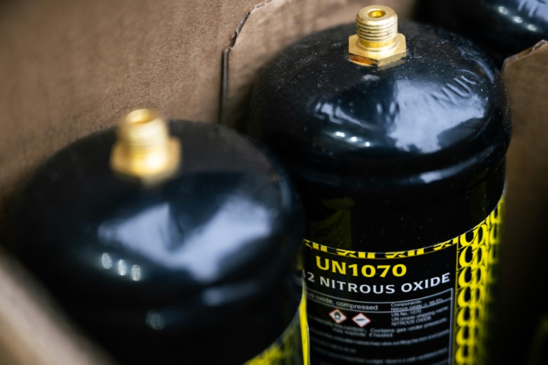Des bouteilles de protoxyde d'azote, à Paris, le 15 janvier 2026