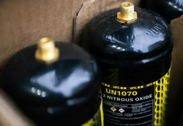 Des bouteilles de protoxyde d'azote, à Paris, le 15 janvier 2026