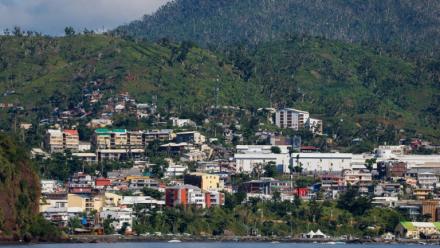 Vue de Mamoudzou le 21 avril 2025, à Dzaoudzi, à Mayotte