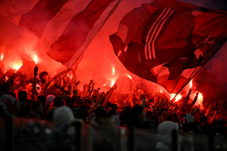 Des supporters de Metz, qui rejoindra la L1 la saison prochaine, avant leur match d'accession à l'élite contre Reims, le 21 mai 2025 à Metz