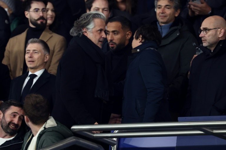 Le président de la Ligue de football professionnel, Vincent Labrune, s'entretient avec les dirigeants de l'Olympique de Marseille Medhi Benatia et Pablo Longoriaau parc des Princes à Paris le 16 mars 2025