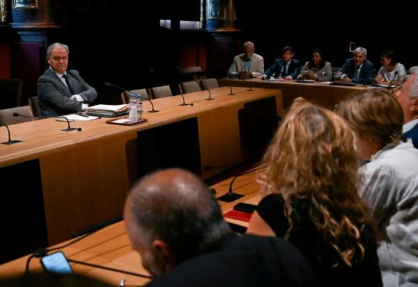 Le sénateur français François-Noël Buffet, proposé par le Président de la République pour devenir le prochain Défenseur des droits, avant son audition au Sénat, à Paris, le 21 juillet 2026.