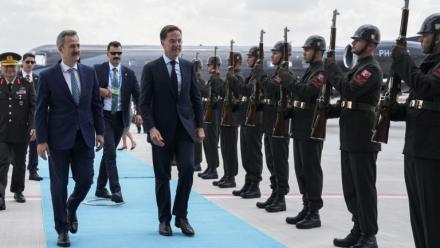 Le secrétaire général de l'Otan Mark Rutte (au centre) arrive à Ankara pour le sommet de l'Otan, le 6 juillet 2026