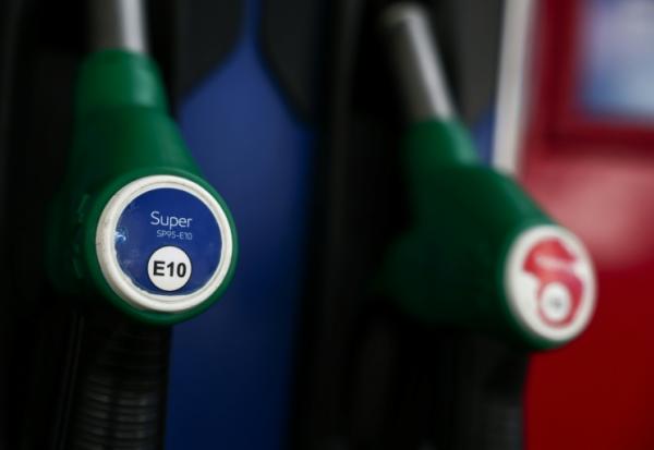 Pompe à essence distribuant du SP95-E10 dans une station-service de Marseille (sud de la France), le 10 mars 2026  
