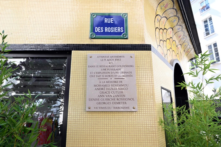 Une plaque commémorative apposée à l'occasion d'une cérémonie pour le 40e anniversaire de l'attentat rue des Rosiers, le 9 août 2022 à Paris
