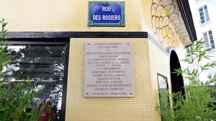 Une plaque commémorative apposée à l'occasion d'une cérémonie pour le 40e anniversaire de l'attentat rue des Rosiers, le 9 août 2022 à Paris
