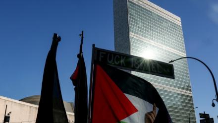 Un drapeau palestinien devant le siège de l'ONU à New York, le 18 septembre 2025